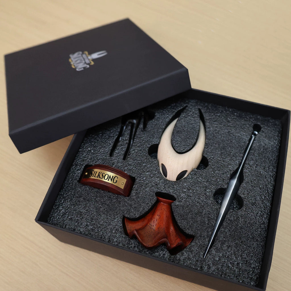 Hornet figure components and needle accessory arranged in a gift box
